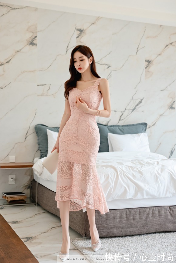 孙允珠|女神孙允珠高清时尚搭配：娇杏甜酒层叠网纱盛夏鱼尾裙