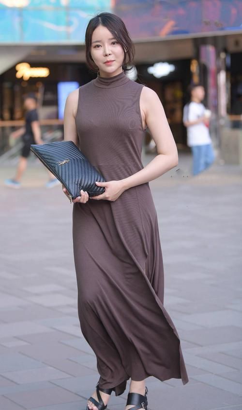 美女|身材微胖的美女,咖啡色连衣裙搭配黑色凉鞋,展现知性气质美