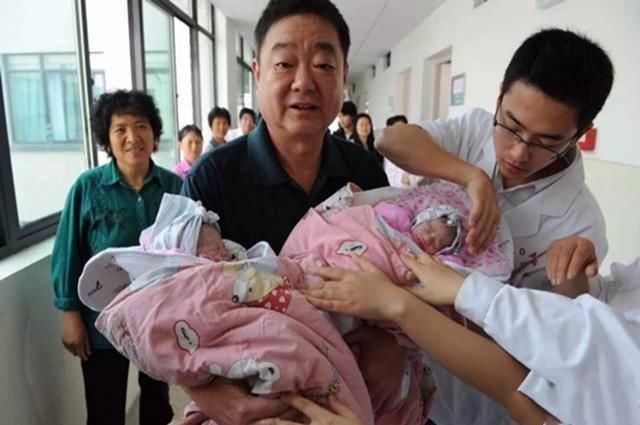 老人|64岁老人产下双胞胎,如今10年过去了,她和两个孩子生活怎样了