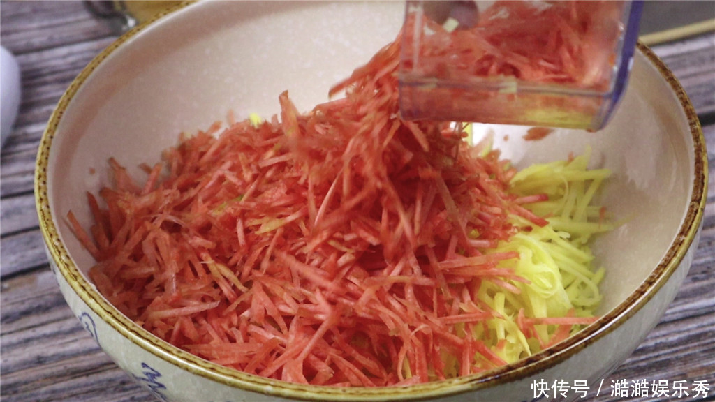 土豆丝和胡|土豆丝里面打1个鸡蛋,没想到这么美味,一上桌孩子抢着吃