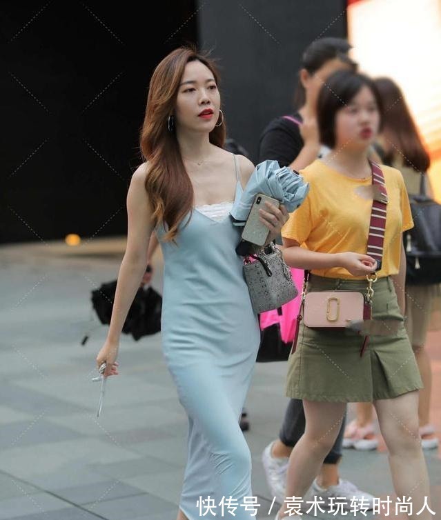 浅蓝色 浅蓝色纯色连衣裙,展现身材曲线,优雅大方的气质!