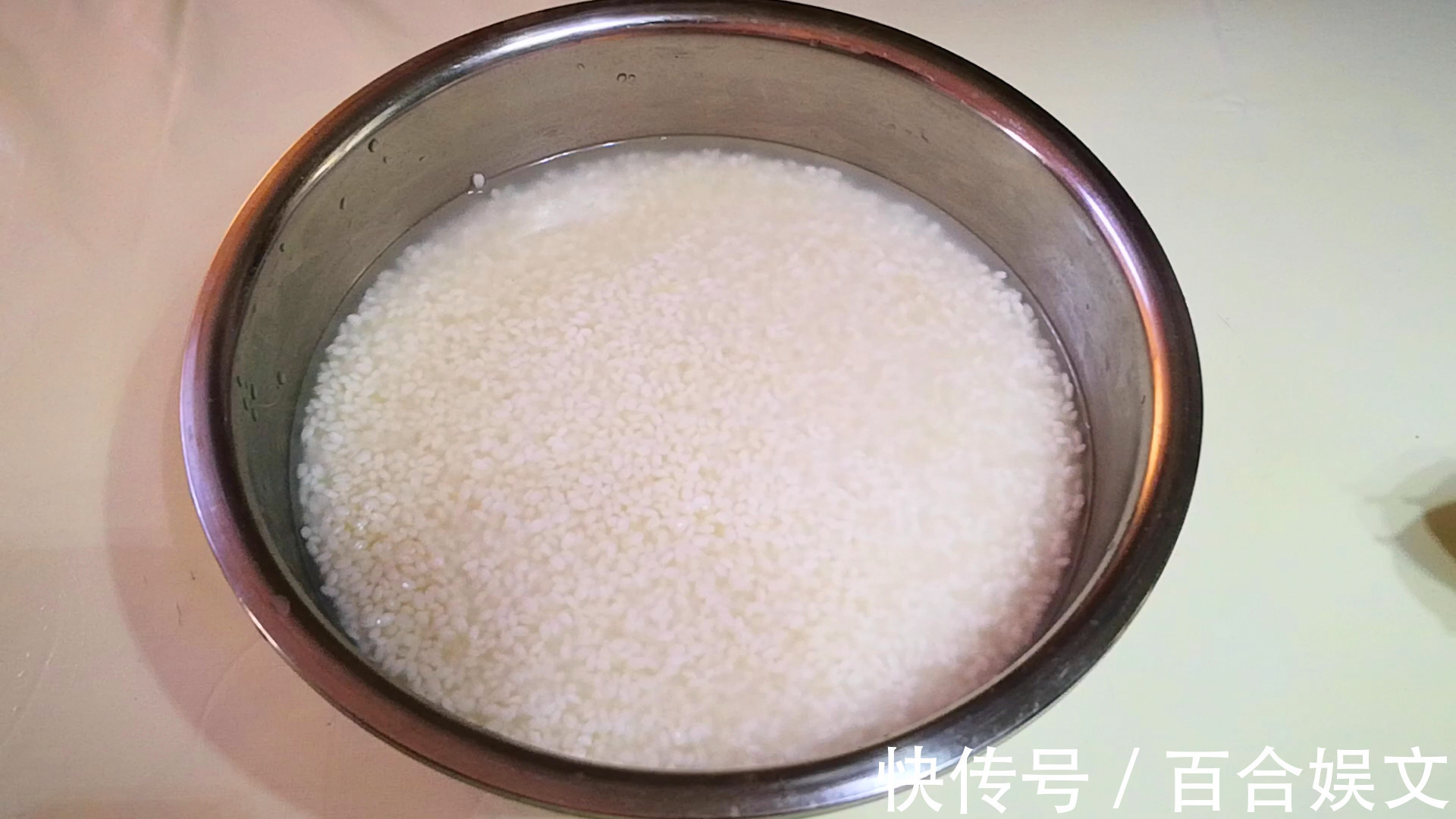 包粽子时，糯米到底要泡多久很多人做错，难怪粽子夹生还漏米