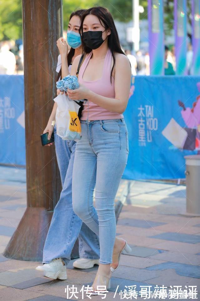 背心|粉色背心搭配紧身牛仔裤,清新时尚,充满活力