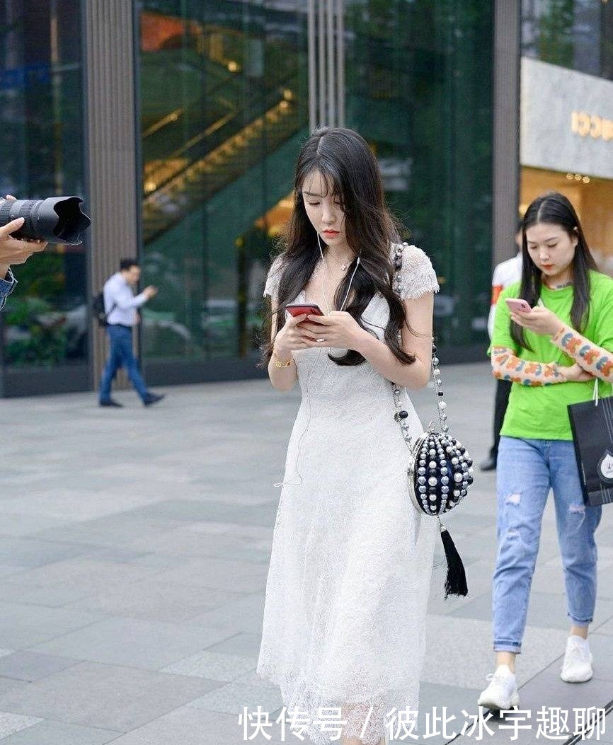 美女|美女的服饰搭配采用了白色系，获得了非常好的清新唯美效果
