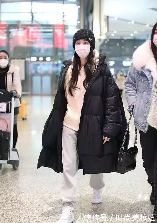 亮色系|徐璐真懂时髦穿搭,烂大街的羽绒服配运动套装,高级又洋气