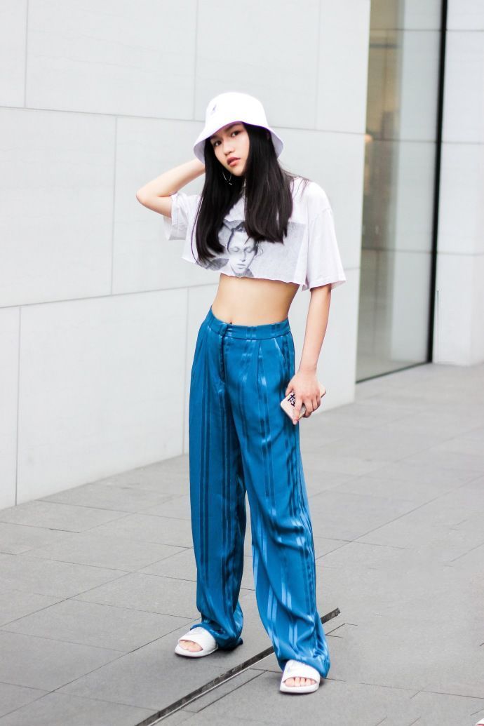 美女小姐姐身穿碎花裙颜色亮丽,时尚又显大气