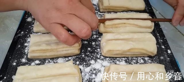 松软|这种创意油条做法，外皮酥掉渣，里面松软香甜，好吃又简单！