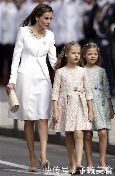 西班牙王后又一次穿出新高度,白大衣搭九分西裤高级,还很显腿长