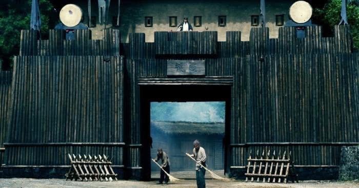 街亭|诸葛亮摆空城计,为啥让4名士兵扫大门?司马懿看懂了,所以还活着