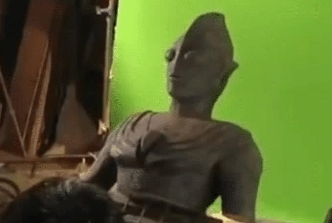 迪迦|当奥特曼去掉特效后,迪迦石像就只剩上半身,扎基飞行动作超搞笑