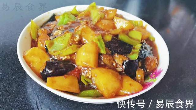 茄子土豆青椒，又一道东北名菜地三鲜，请叫它素菜领袖-地三鲜