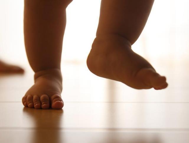 儿科医生|宝宝到底能不能光脚,儿科医生发话了!现在看到还不晚