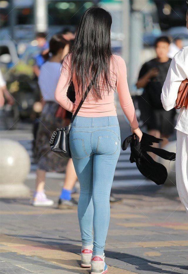 粉色上衣搭配牛仔裤的清爽夏日风,横跨包包突显微胖身材的气质