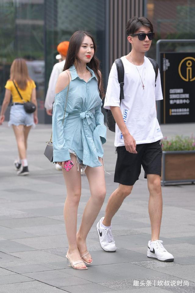 时尚达人的衬衫装,露肩与露背结合,既清凉又有魅力