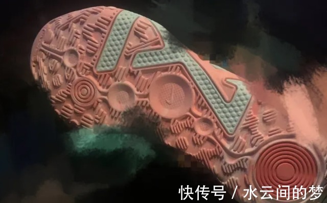 保罗乔治 Nike保罗乔治6代战靴实物图曝光,这次又丑到了新高度!