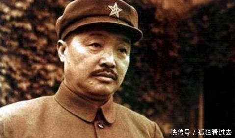 部下|军团长钓鱼,部下往水里扔了两颗手榴弹,一声爆响竟炸出白花花银子!