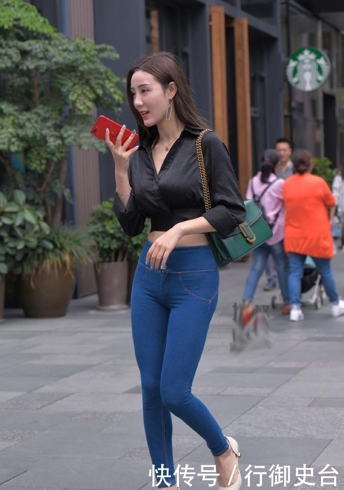 时髦|街拍:美女优雅独特牛仔裤搭配,穿出时髦少女感,尽显女性柔美!