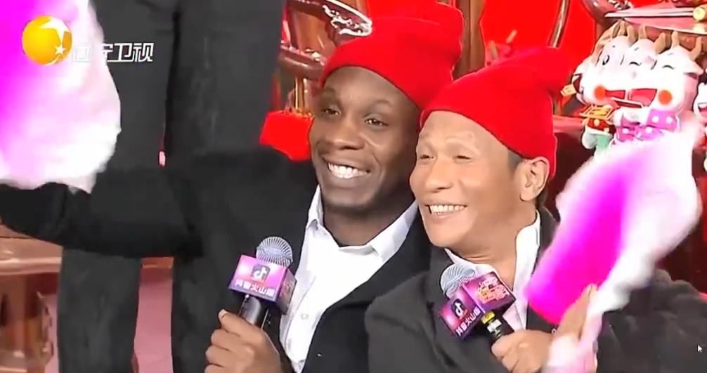 哈德森与宋小宝再次搭档春晚,秀扇子舞,还提到巩晓彬