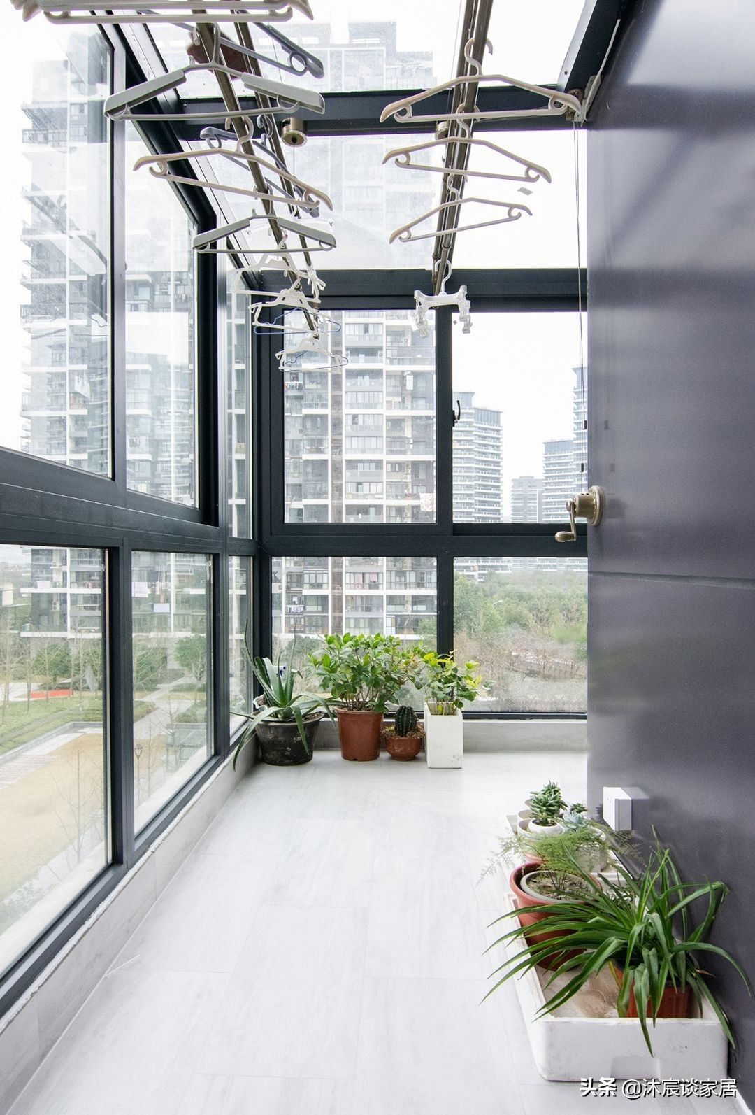 客厅|她家的客厅不一样，用卡座取代沙发，好看又实用，真是小户型救星