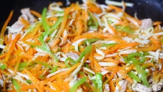 青椒|胡萝卜这样做，色香味全，营养丰富，简单炒一炒，5分钟就搞定