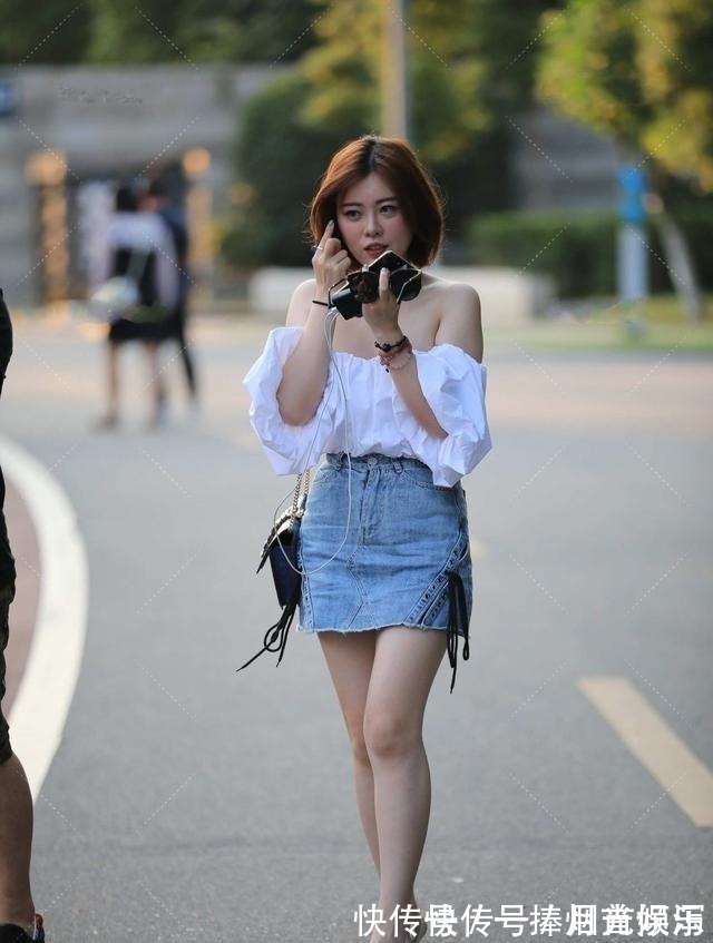 短上衣 一字领公主短上衣搭配浅蓝牛仔裙,时尚简约,青春活泼