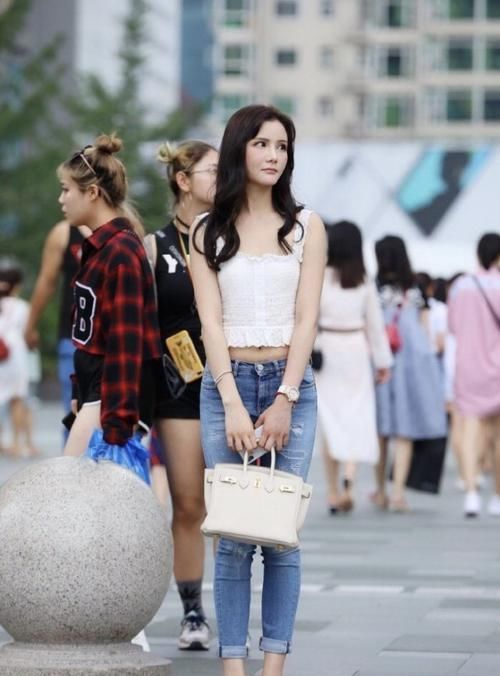 发挥|美女穿修身装出门,走在街上显得与众不同