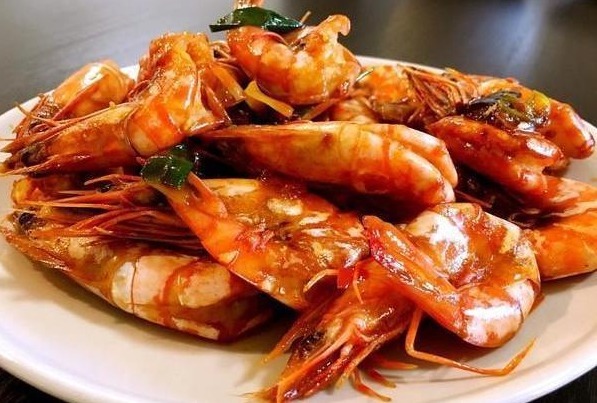 做油焖大虾，记住2个技巧，虾肉不腥香味浓味道好，教您正确做法