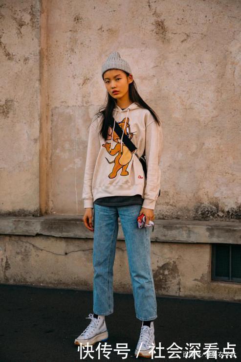  卫衣搭配|今冬火了一种穿法，就是“卫衣+X”，冬天的青春时尚感都靠它了