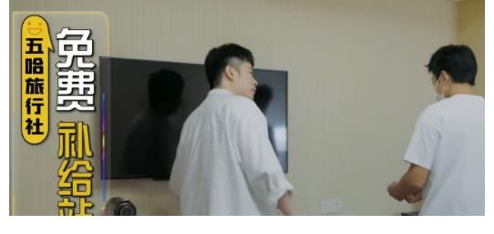 邓超、陈赫和鹿晗去帮彭彭收拾行李，连酒店的沐浴露都不放过？