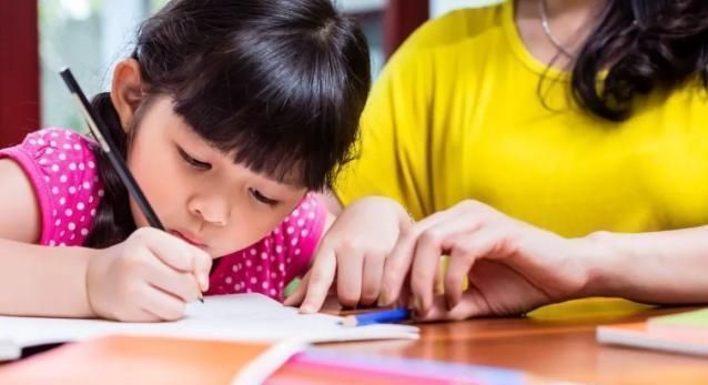 写作业|“打断式”陪娃写作业,伤害比你想的更严重,父母还不知悔改