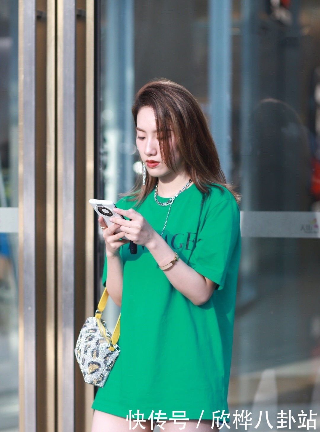 洋气|小姐姐宽松T恤玩转下半身失踪，新潮的穿搭方式，清爽洋气又吸睛