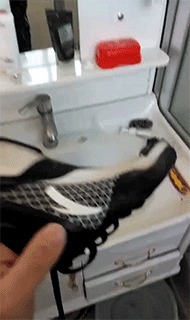 |搞笑GIF：来来来，师傅抽根烟！你跟我说说你是怎么开上去的？