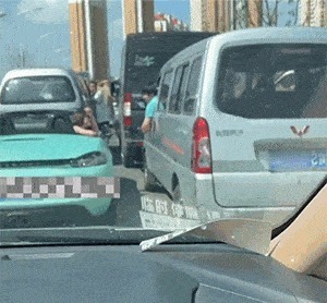|搞笑GIF趣图:不愧是神车,把前面的大哥都看呆了!