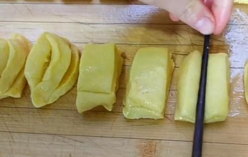  玉米面|玉米面别烙饼啦，试试这样做，3元成本做1筐，小巧迷你，比肉还香