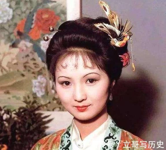 平儿|王熙凤与贾琏合欢，为什么平儿也在房内服侍，你看看她是什么身份