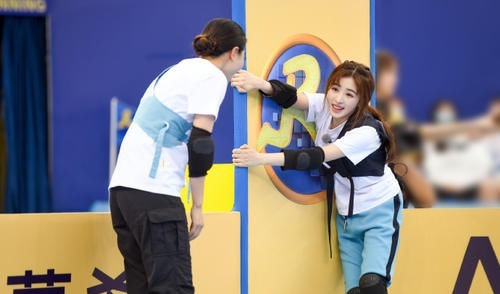 张含韵扑向蔡徐坤怀里,他的下意识举动难度太高,避嫌避出新高度