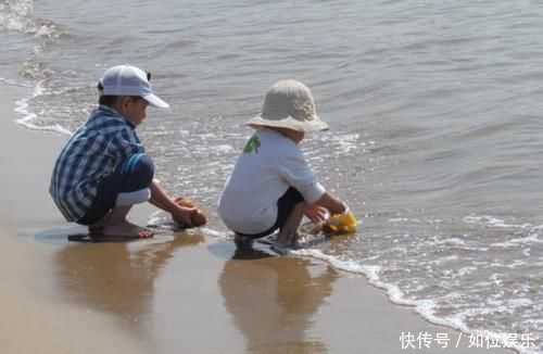 爸爸|两小孩不慎落水,爸爸先救自己儿子惹非议,霸气回怼让人哑口无言