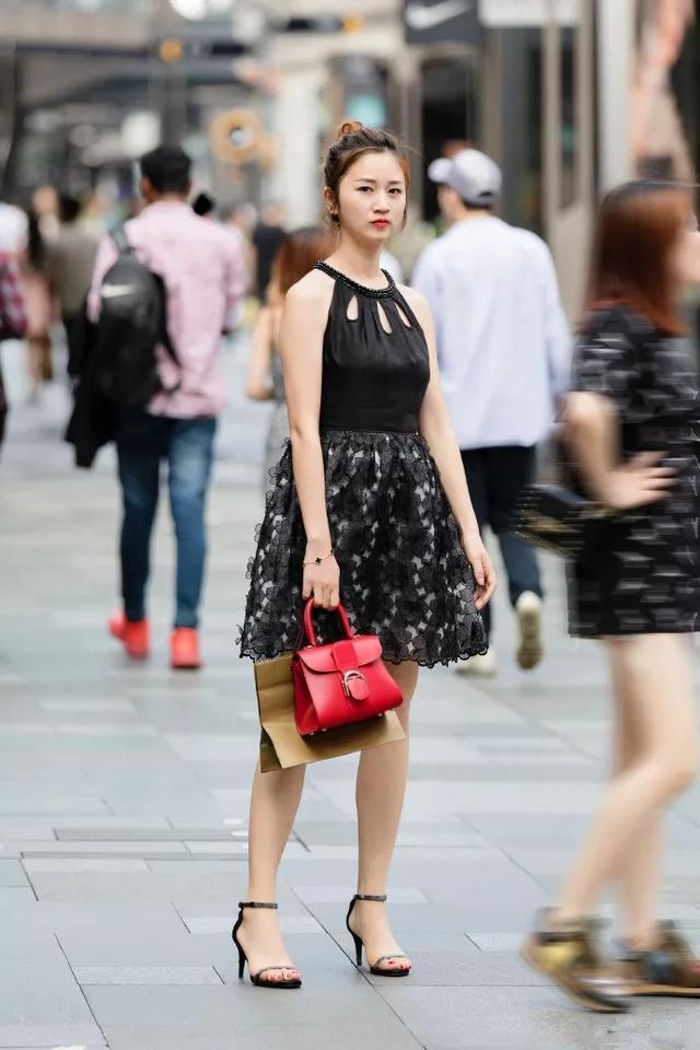 上衣|时尚靓丽的小姐姐,身穿牛仔裙搭配黑色上衣,尽显纤细美腿