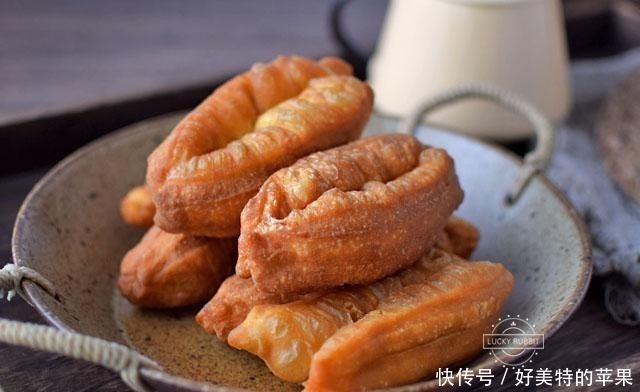 炸油条根本没难度，我每次都成功，都是这个配方好，我现在告诉你