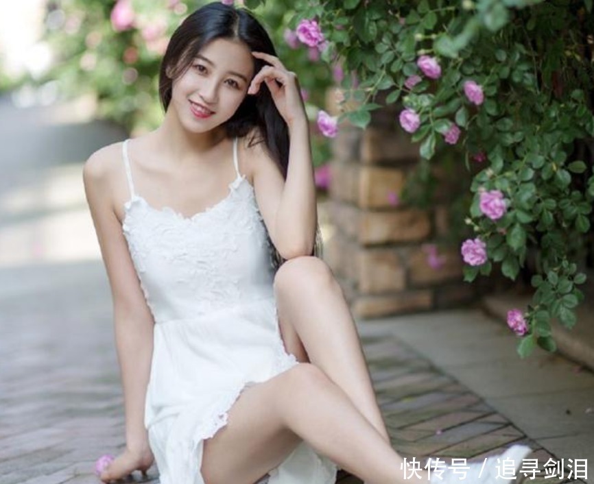 笑容|她被称作最清纯的女孩,娇美容颜配上纯白连衣裙,笑容更是甜美