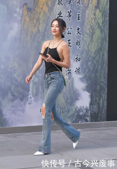 吊带|黑色吊带搭配开洞的牛仔裤,设计风格独特,层次感丰富