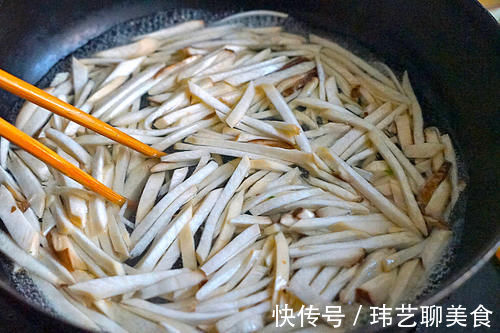 韭菜|冬天的韭菜，鸡蛋靠边站，和这菜炒，实惠又鲜香美味，快学做起来