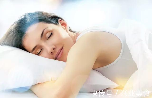 肌肤 晚上是护肤的黄金期,建议记住“2要1不要”,肌肤白又嫩