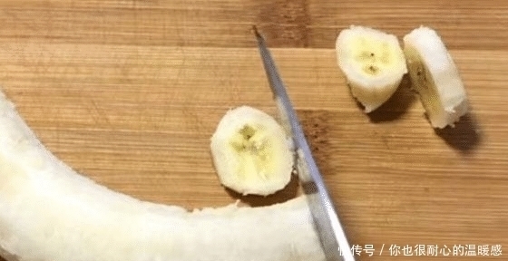 平时多给家人做它吃，不煎不炸，拌一拌上锅蒸熟即可，好吃还润肠