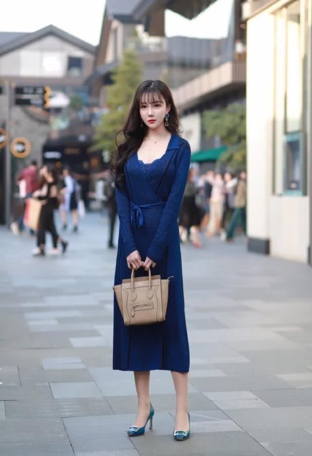 街拍:气质温婉的时尚辣妈,白色的连衣优雅大气也显年轻