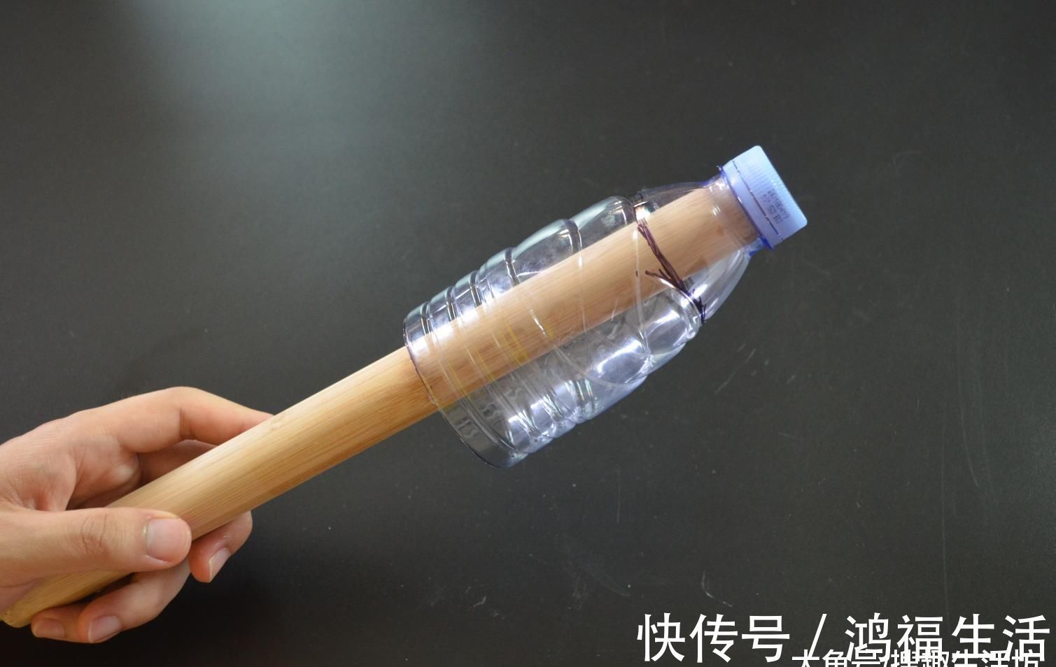 烦恼|擀面杖上套一个塑料瓶, 放在厨房太实用了, 解决了很多人的烦恼