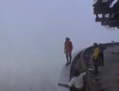 |搞笑GIF:嫂子为了让大哥戒烟 使尽了她浑身招数