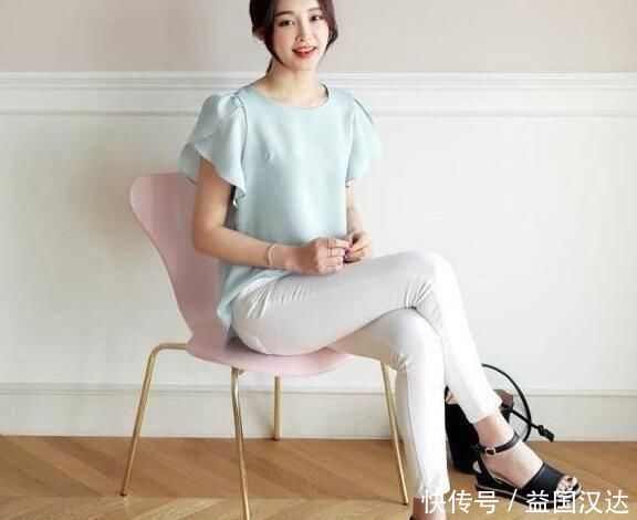 时尚穿搭,小姐姐搭配牛仔裤,露出小蛮腰秀身材