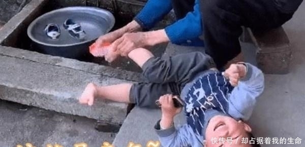 粗暴|爷爷因给孙子洗脚而意外走红,方式简单粗暴,网友:表情都扭曲了