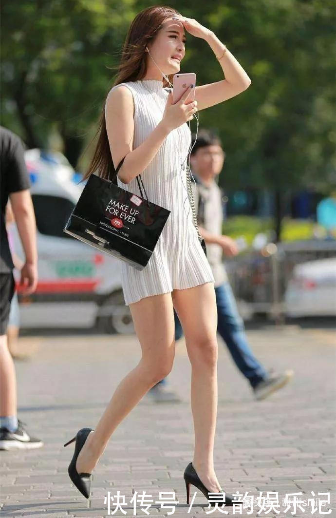 美女脚上搭配一双高跟凉鞋，让你犹如女神般靓丽